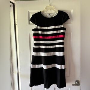 ANNE KLEIN STRIPED VERTICAL DRESS IN SIZE 12